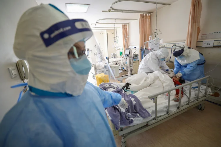 Equipe médica em hospital de Wuhan: China relaxou algumas restrições a viagens, inclusive em Pequim, já que casos diminuíram (China Daily/Reuters)