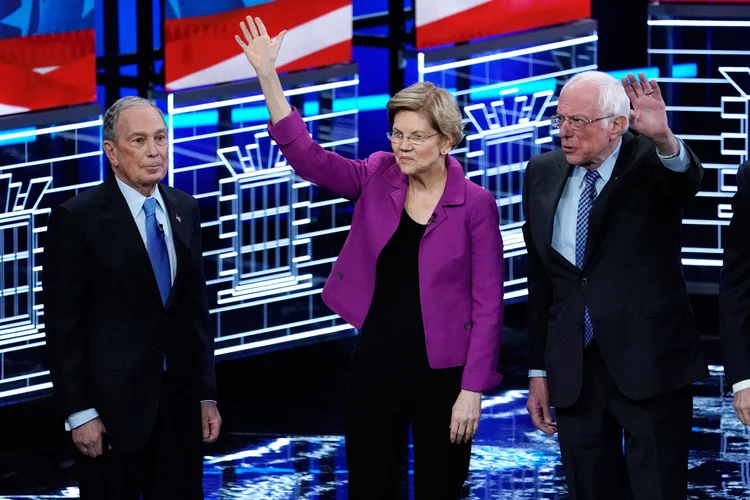 Bloomberg, Warren e Sanders: Bloomberg questionou os planos para a economia de Sanders, que se define como um "socialista democrático" (Mike Blake/Reuters)