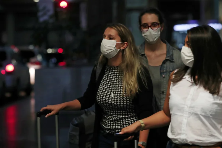 Viajantes usam máscaras no aeroporto de Guarulhos
  (Amanda Perobelli/Reuters)