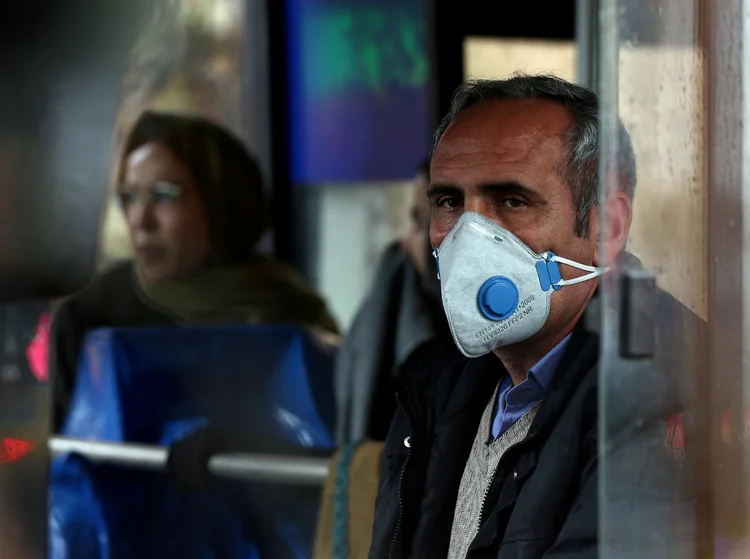 Coronavírus: homem iraniano usa máscara de proteção contra vírus (West Asia News Agency)/Nazanin Tabatabaee/Reuters)