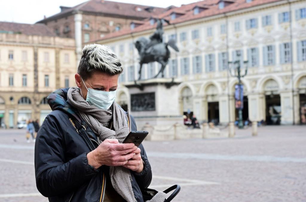 Mulher usa máscara contra coronavírus na Itália: país, marcado por um rápido crescimento de casos nas últimas semanas, é também o que registrou mais mortes (Reuters/Massimo Pinca)