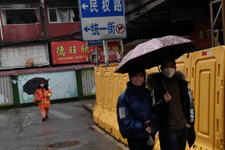 Pessoas em Wuhan: coronavírus vem afetando economia chinesa e de empresas que dependem do país (Stringer/Reuters)