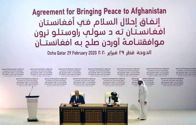 Mullah Abdul Ghani Baradar, da delegação do Talibã, e Zalmay Khalilzad, enviado dos EUA: acordo de paz assinado (Ibraheem al Omari/Reuters)