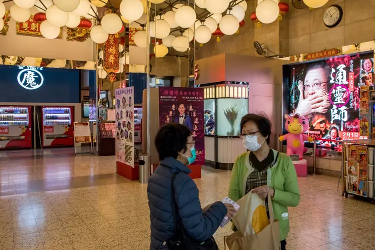 Pessoas usando máscaras de proteção em cinema de Hong Kong, China, 11 de fevereiro de 2020. Foto: Paul Yeung/Bloomberg (Paul Yeung/Bloomberg)