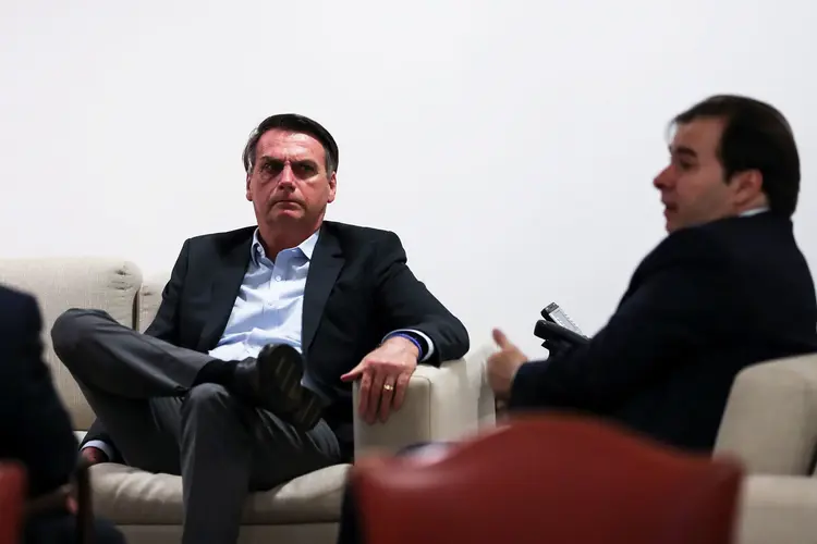 Jair Bolsonaro e Rodrigo Maia: presidente da Câmara está preocupado em não confrontar Bolsonaro, mas disse que a "linha dura" continua instalada no Planalto (Marcos Corrêa/PR/Flickr)