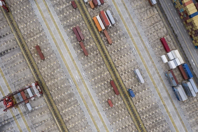 Containers em porto de Shanghai, China. 04 de fevereiro de 2020. Foto: Qilai Shen/Bloomberg (Qilai Shen/Bloomberg)