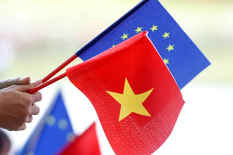 Bandeiras da União Europeia e do Vietnã: bloco e país assinaram acordo comercial, um episódio que traz lições para o Mercosul (Kham/File Photo/Reuters)