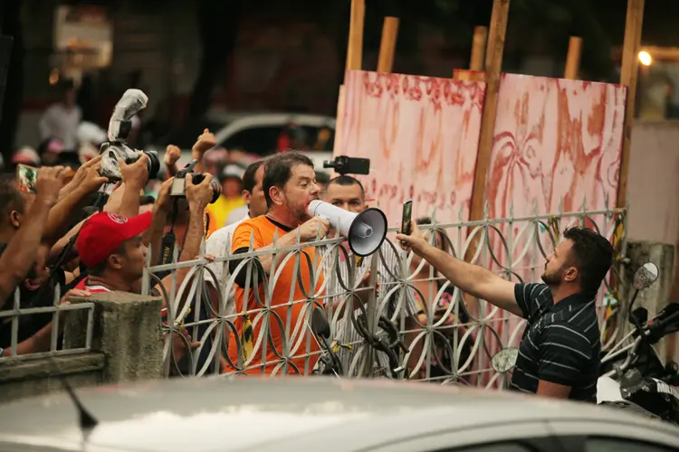 Senador Cig Gomes durante embate com policias em greve em Sobral, nesta quarta-feira (19) (WELLINGTON MACEDO/Estadão Conteúdo)