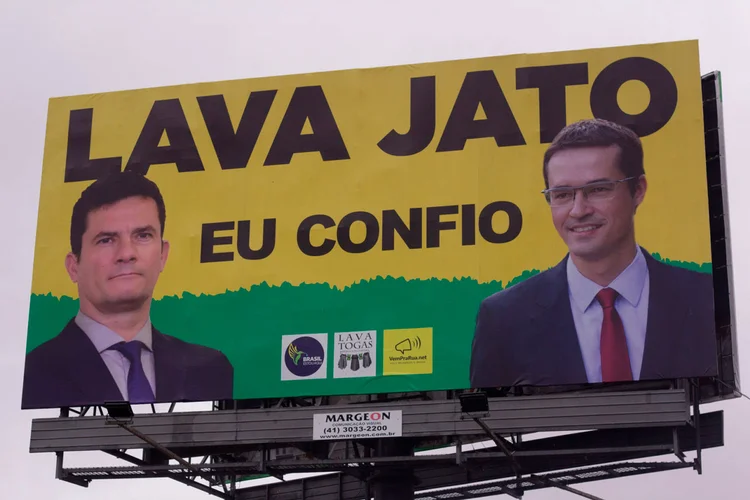 Lava Jato: apoiadores da Lava Jato espalham outdoors favoráveis à operação nas ruas de Curitiba (Diego da Silva)