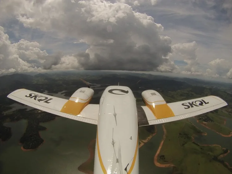 Avião sobrevoa a região do sistema Cantareira para despejar água no interior das nuvens (Skol -/Divulgação)