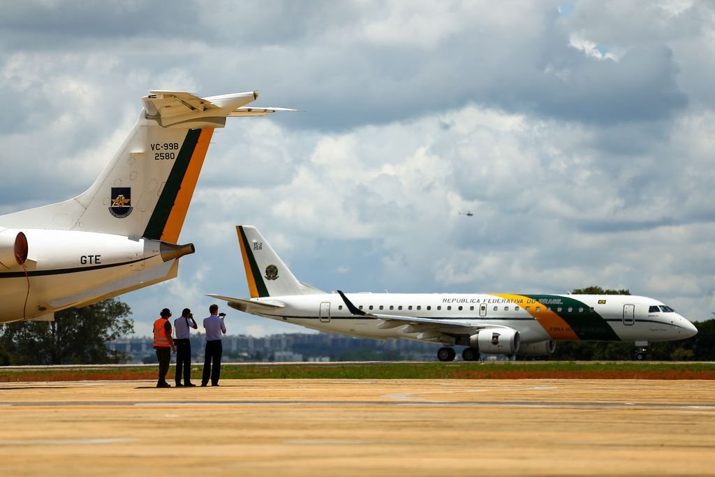 FAB aguarda vaga no espaço aéreo da China para resgatar brasileiros