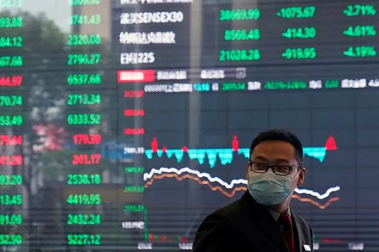 Bolsa de Xangai: queda acumulada na semana passa de 10% na Ásia e na Europa (Aly Song/Reuters)