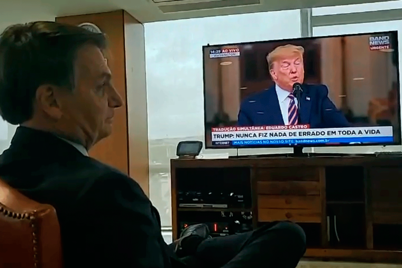 Bolsonaro assiste pronunciamento de Trump e diz que torce pelo presidente