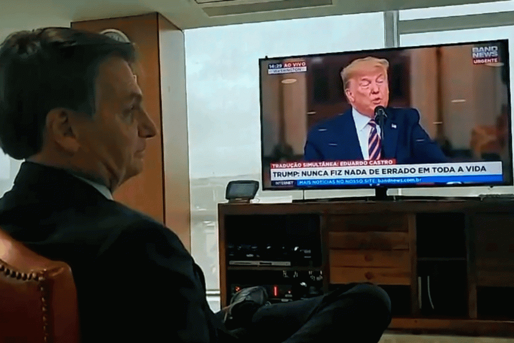 Bolsonaro assiste pronunciamento de Trump e diz que torce pelo presidente