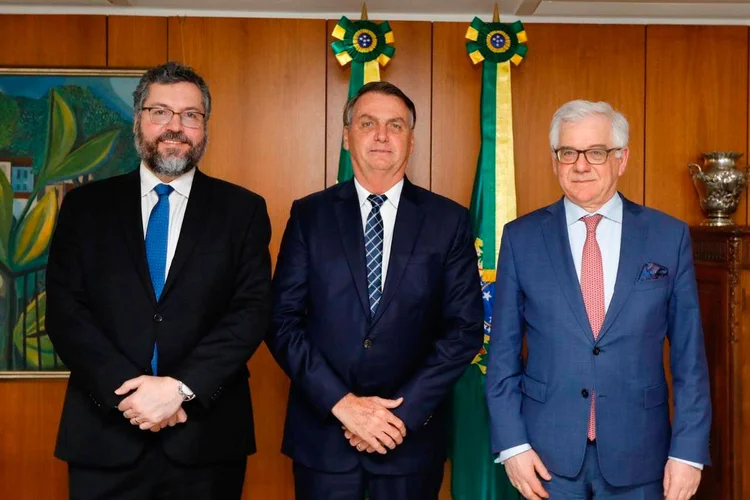 Ernesto Araújo, Bolsonaro e embaixador da Polônia: presidente deve visitar o país ainda no primeiro semestre deste ano (Twitter/Divulgação)