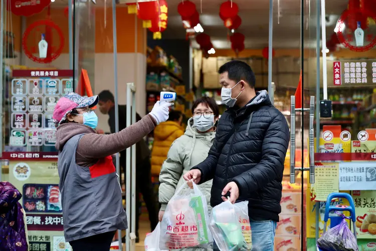 OMS: mais de 2,2 mil pessoas já morreram infectadas na China (China Daily via/Reuters)