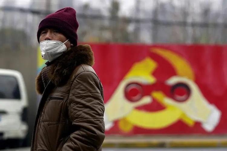 Homem com máscara em Xangai: autoridade monetária estuda reduzir os compulsórios bancários para liberar mais recursos para empréstimos a empresas (Aly Song/File Photo/Reuters)