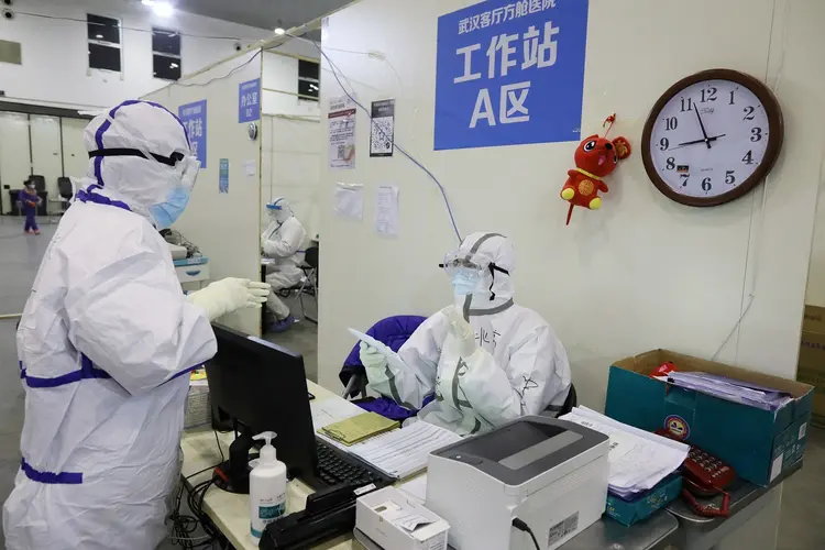Coronavírus: número de mortos chegou a 1,7 mil na China, com 2 mil novos casos comunicados neste domingo (16)