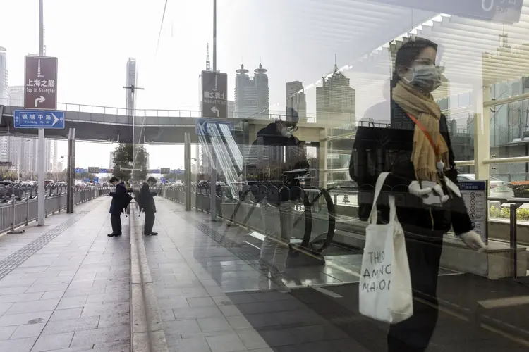Passageiros saindo de estação de metrô em Xangai, na China 27/02/2020 (Qilai Shen/Bloomberg)
