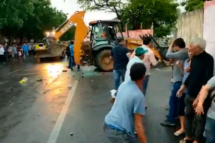 Cid Gomes: o senador pilotava uma retroescavadeira que foi atingida por balas de borracha (Facebook/Reprodução)