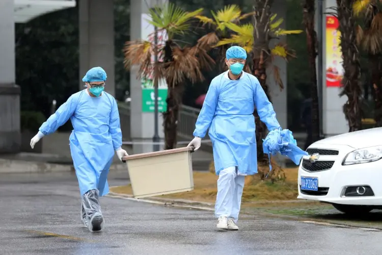 Coronavírus: as autoridades informaram que mais 1.701 pessoas receberam alta de hospitais ontem (Stringer/Reuters)