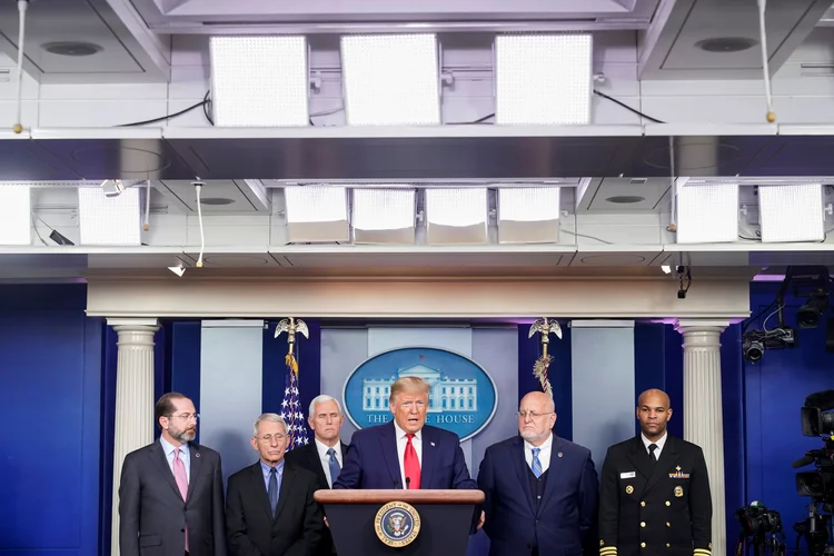 Trump em conferência após primeira morte por coronavírus: novas restrições a viagens (Joshua Roberts/Reuters)