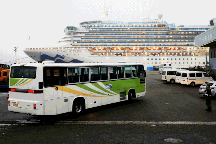 Coronavírus: cerca de 3,2 mil passageiros e tripulantes permaneciam no navio atingido pelo vírus (Issei Kato/Reuters)