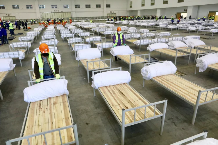 Camas para doentes em Wuhan: mais de 20.000 casos de doença do coronavírus confirmados (China Daily/Reuters)