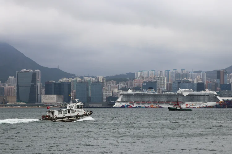 CRUZEIRO WORLD DREAM: navio com maioria dos passageiros vindos de Hong Kong foi colocado em quarentena nesta quarta-feira  / REUTERS/Jessie Pang (Jessie Pang/Reuters)