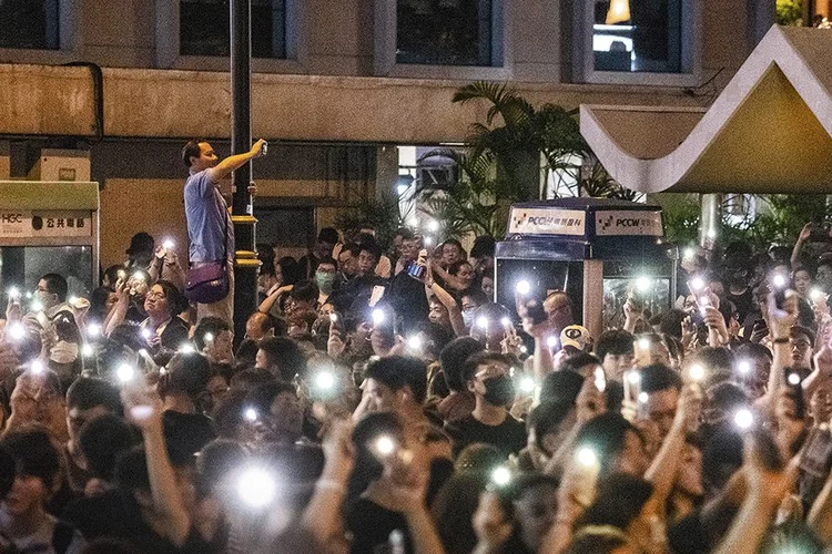 Manifestantes em Hong Kong: as pessoas passam, em média, 3 horas por dia no celular, 50% mais do que em 2016 | Laurel Chor / AFP /  (Laurel Chor/AFP)