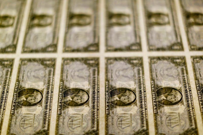 BC intervém e dólar cai após ultrapassar R$ 4,40 pela 1ª vez na história