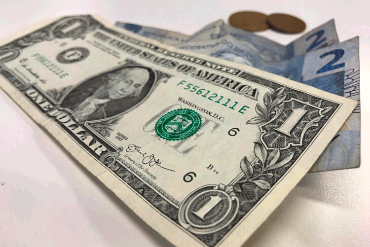 Dólar: moeda americana cai 2% e encerra cotada a 5,458 reais (Janaína Ribeiro/Exame)