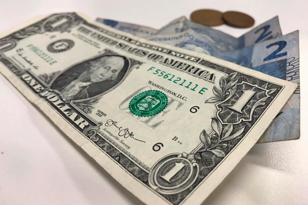 Dólar supera R$4,35 e crava nova máxima histórica