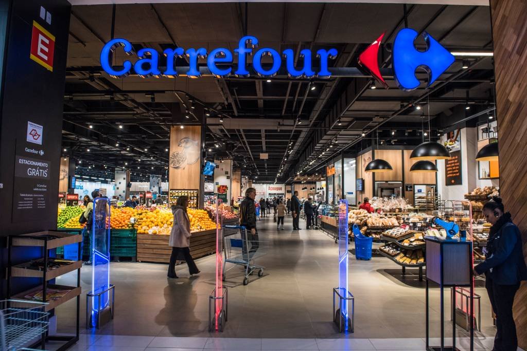 Carrefour e Makro: A movimentação mostra que o formato, que foi o que mais cresceu durante a crise econômica, deve continuar relevante (Exame/Germano Lüders)