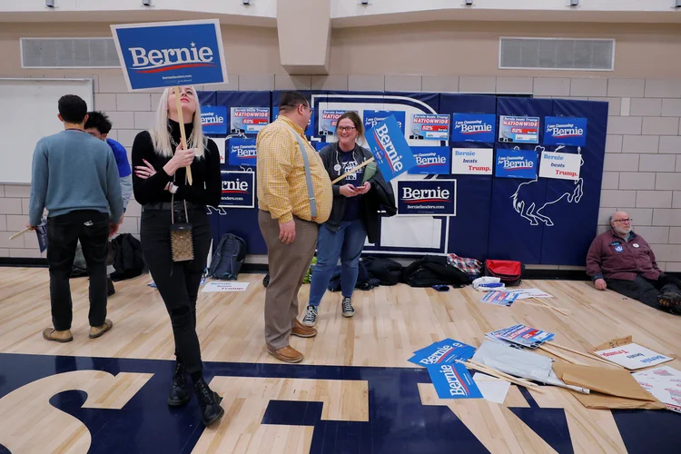 Eleitores de Bernie Sanders no caucus em Iowa (Brian Snyder/Reuters)