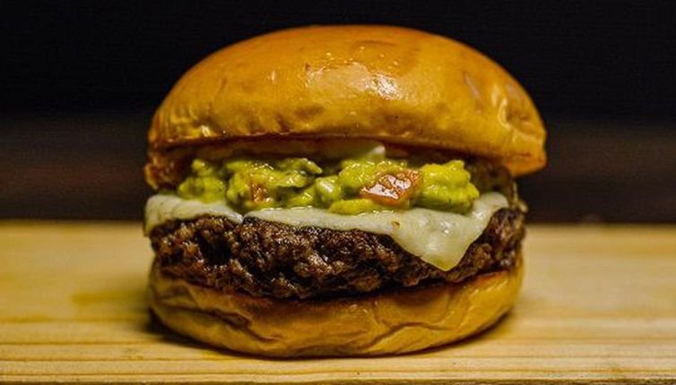 Novo Burger: iguaria é feita com fibra de caju, proteína de soja, cebola, tomate, pimentão, corante natural e temperos (Embrapa/Divulgação)