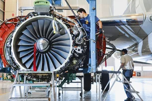 Imagem referente à matéria: Recuperação em xeque: ações da Boeing caem 7% após queda de avião na Índia