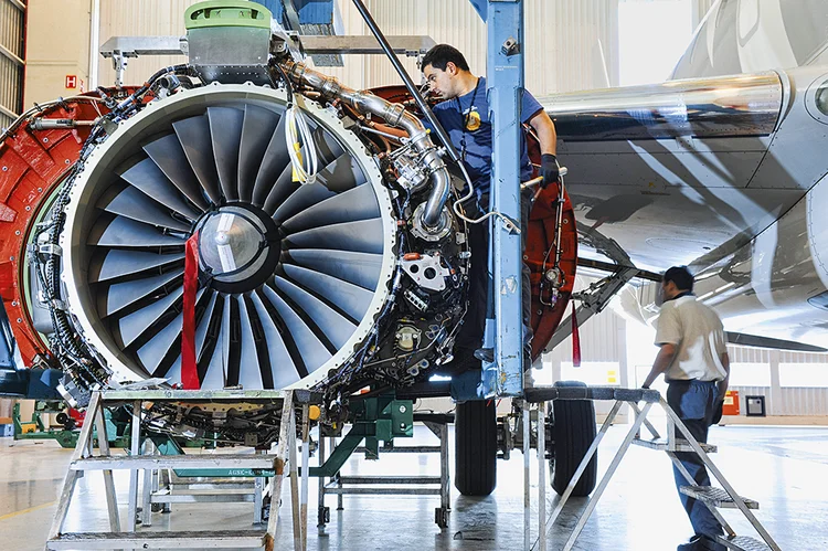 Fábrica da Embraer em São José dos Campos: a brasileira diz que vai tomar as medidas cabíveis contra a Boeing pelos danos sofridos com o rompimento (Germano Lüders/Exame)