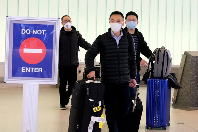 Passageiros de Xangai chegam à Los Angeles: Estados Unidos já tem dois casos de contaminação pessoa a pessoa (Ringo Chiu/Reuters)