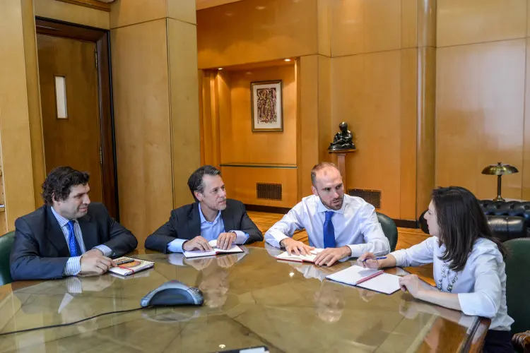 Martin Guzman, ministro argentino, e Julie Kozack, do FMI: reunião para decidir o futuro da dívida argentina em Buenos Aires (Ministry press office/Handou/Reuters)