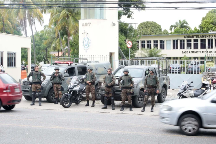 Força Nacional: Forças de segurança, incluindo o Exército, patrulhando as ruas de Fortaleza (CE), nesta sexta-feira (21) (Kleber Gonçalves/Estadão Conteúdo)