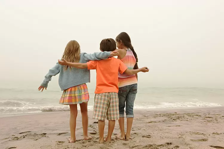 Crianças brincando na praia (Image Source/Getty Images)