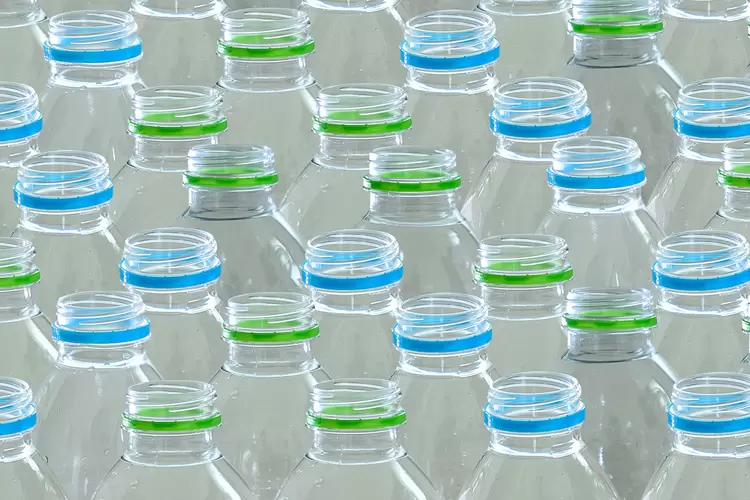 Garrafas plásticas: plásticos feitos a partir de fontes renováveis respondem por apenas 1% da produção global de plásticos, de 359 milhões de toneladas (Nipitphon Na Chiangmai / EyeEm/Getty Images)