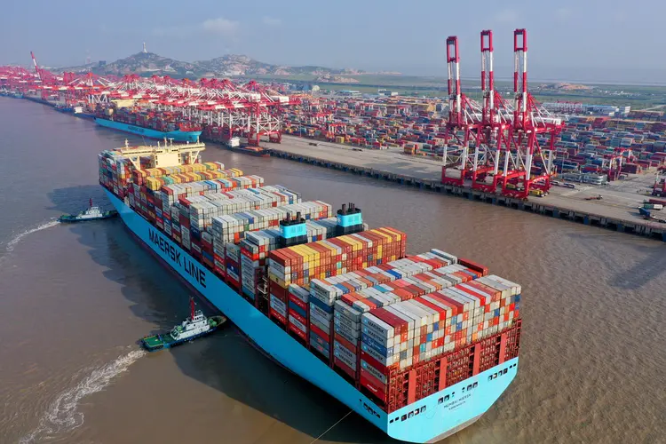 Navio no porto de Shangai: entre os produtos americanos beneficiados estão petróleo e soja, que tiveram o imposto extra reduzido de 5% para 2,5% (Haixin/VCG/Getty Images)