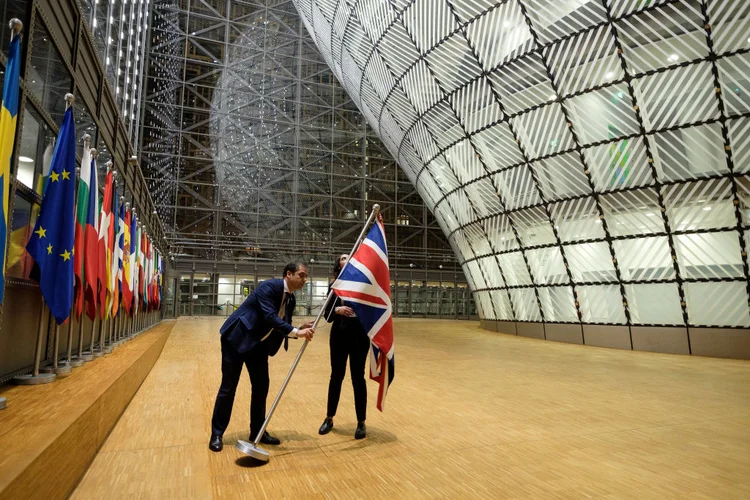 Bandeira do Reino Unido sendo retirada do Parlamento Europeu: Reino Unido deixou a UE em 31 de janeiro, após mais de três anos de tortuosas conversas sobre divórcio (Thierry Monasse/Getty Images)