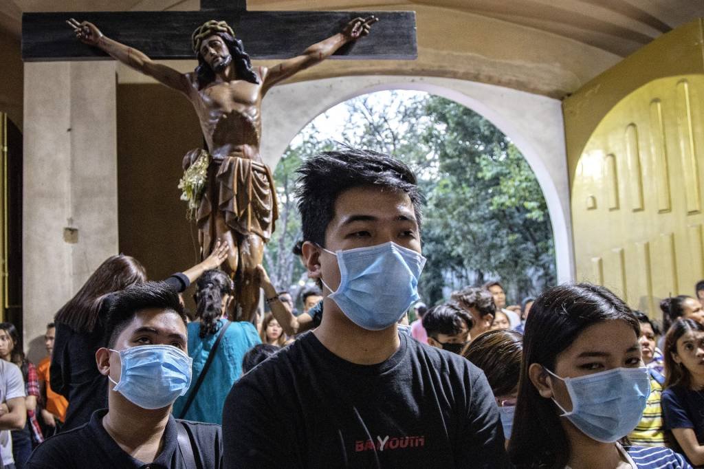 Temendo surto de coronavírus, Filipinos usam máscaras de proteção em missa. 09 de fevereiro de 2020. Ezra Acayan / Correspondente ; Getty Images (Ezra Acayan/Getty Images)