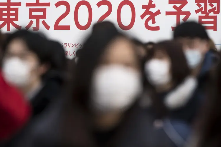 Pessoas usam máscara para se proteger do Coronavírus. Japão, Tokyo. 02 de fevereiro de 2020. (Tomohiro Ohsumi/Getty Images)