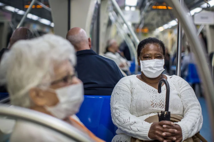 Pessoas com máscara no metrô de São Paulo: Brasil tem um caso confirmado (Victor Moriyama / Freelancer/Getty Images)