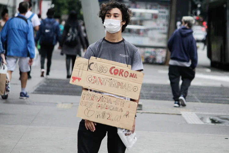 Coronavírus: homem vende máscaras na avenida Paulista, em São Paulo (NurPhoto/Getty Images)