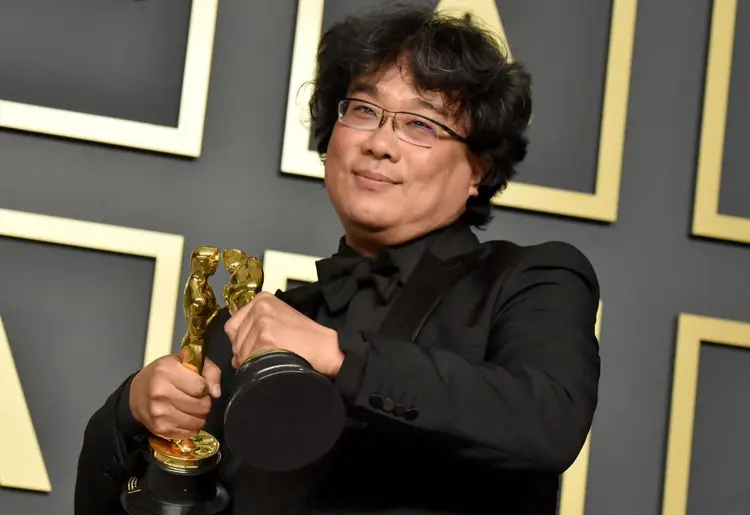 Bong Joon-ho, diretor e escritor de Parasita, com suas estatuetas do Oscar (Jeff Kravitz/Getty Images)